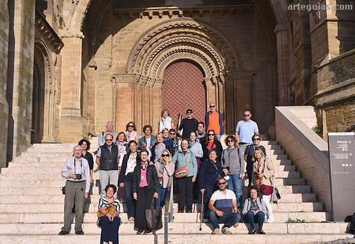 Una nueva foto de grupo frente a la Porta del Fillols de la Catedral de Lleida