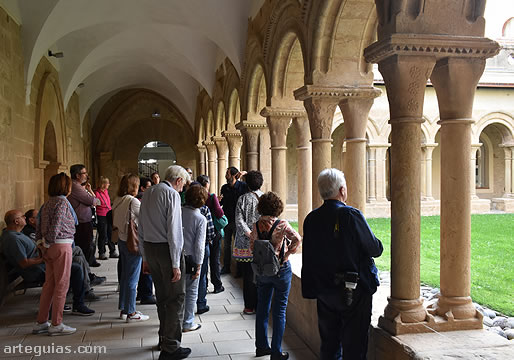 Jueves por la tarde: en el claustro de Bellpuig de les Avellanes