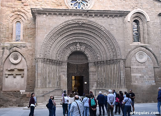 Ante la portentosa portada de la iglesia de Agramunt