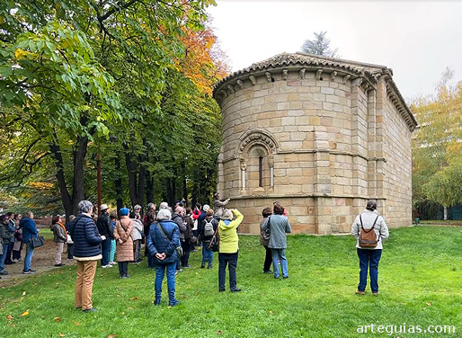 Iglesia de Villanueva de R&iacute;o Pisuerga en un parque de Palencia