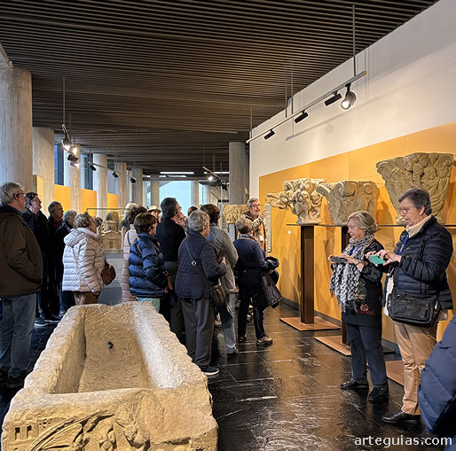 Explicaciones sobre los capiteles de Fr&oacute;mista en el Museo de Palencia