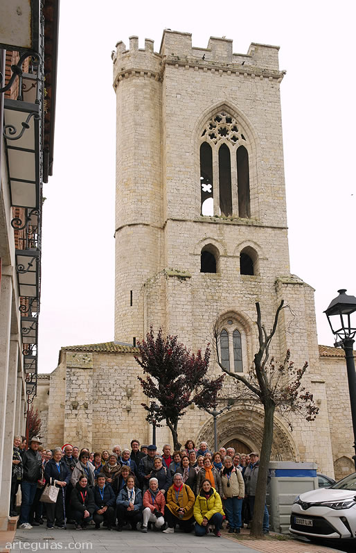 Foto de familia ante la emblem&aacute;tica torre campanario de la iglesia de San Miguel