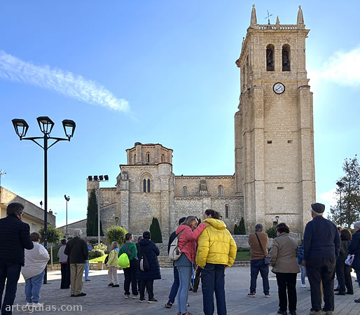 Ante la majestuosa iglesia de Santa Mar&iacute;a la Mayor de  Villamuriel de Cerrato