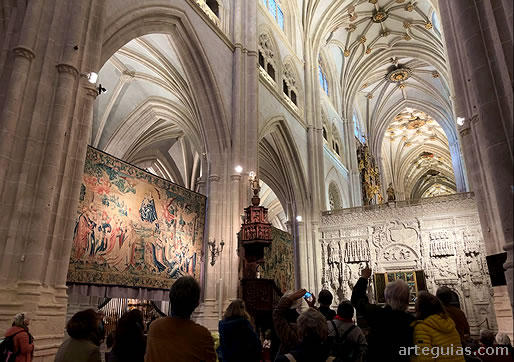 Admirando el elegante interior de la Catedral de Palencia