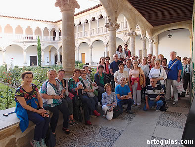 Imagen del grupo en el espectacular claustro del Convento de las Due&ntilde;as de Salamanca
