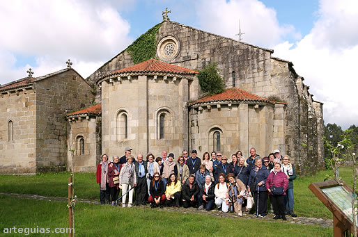 Foto de familia del domingo por la ma&ntilde;ana en San Salvador de Bergondo