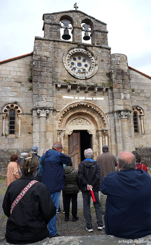 En la fachada de Santa Mar&iacute;a de Cambre