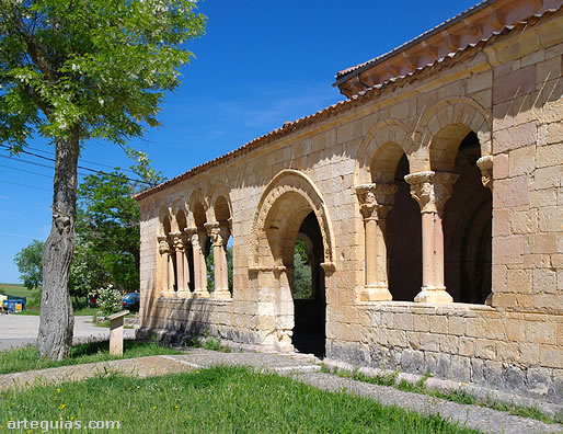 Galer&iacute;a porticada de la iglesia de Perorrubio