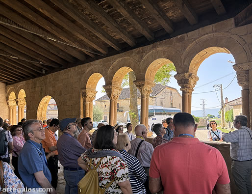 Explicaciones en la iglesia de Perorrubio