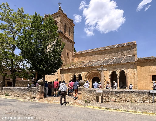 Llegada a la iglesia parroquial de San Pedro de Perorrubio, Segovia