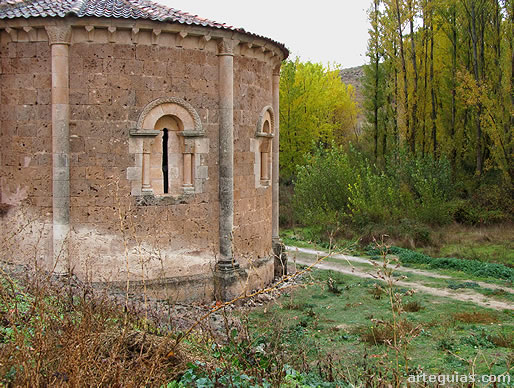 Aspecto de la cabecera rom&aacute;nica de San Vicente de Fuentesoto.