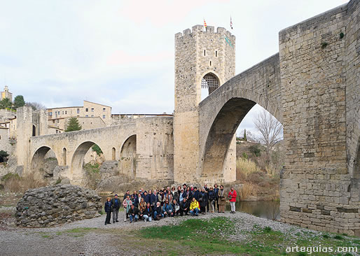 Uno de los momentos m&aacute;s esperados del viaje: el puente de Besal&uacute;