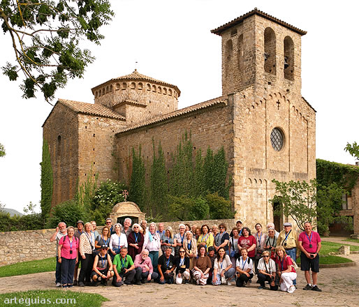Posando ante Sant Jaume de Frontany&agrave;