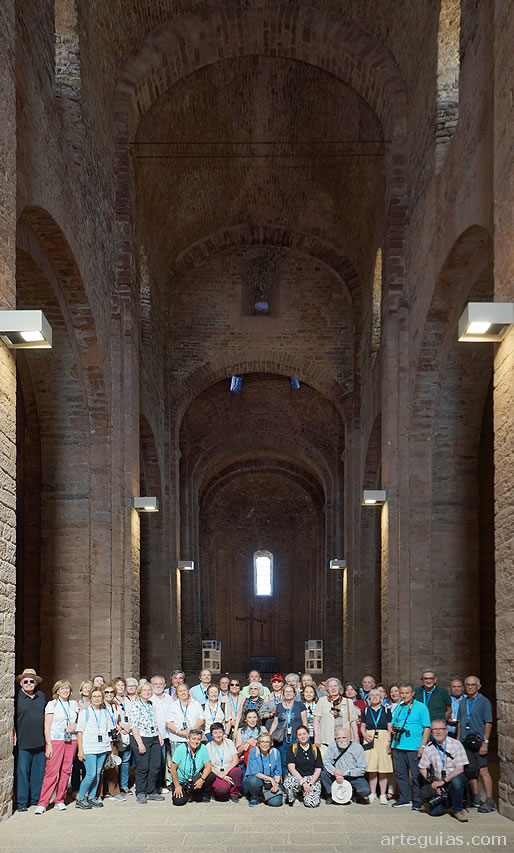 Foto de familia en el interior de la colegita de Cardona