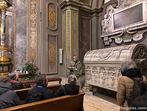 Explicaciones de uno de los sarc&oacute;fagos de la catedral de R&aacute;vena