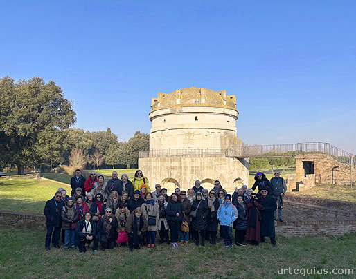 Posando delante del Mausoleo de Teodorico