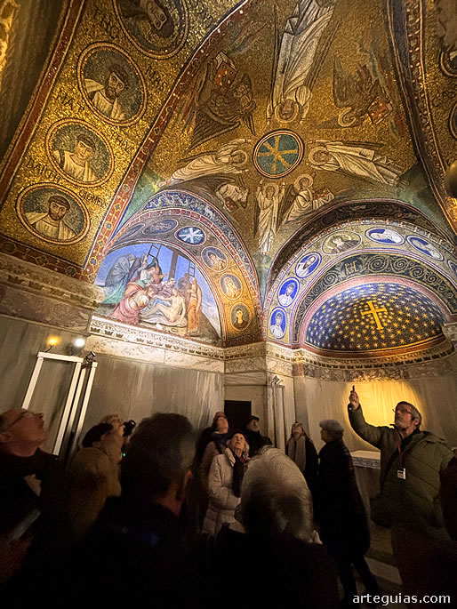 Explicaciones en la Capilla de San Andr&eacute;s