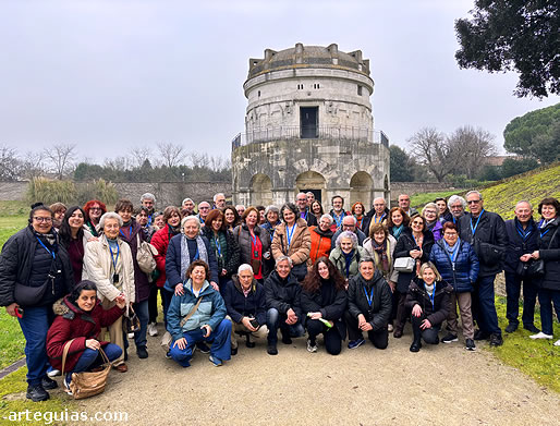 Posando delante del Mausoleo de Teodorico