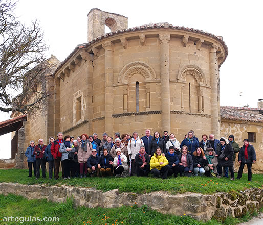 Ma&ntilde;ana del domingo: posando delante de la iglesia del Castilseco
