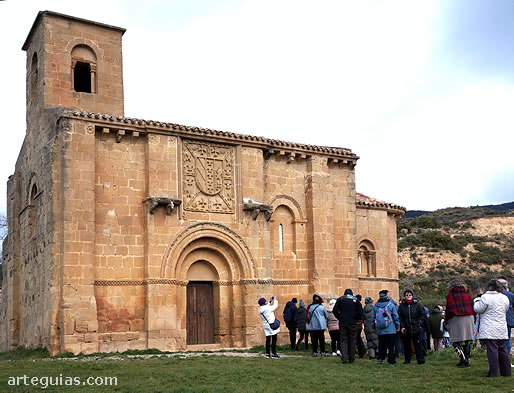 Un momento de la visita a la imponente Ermita de Santa Mar&iacute;a de la Piscina