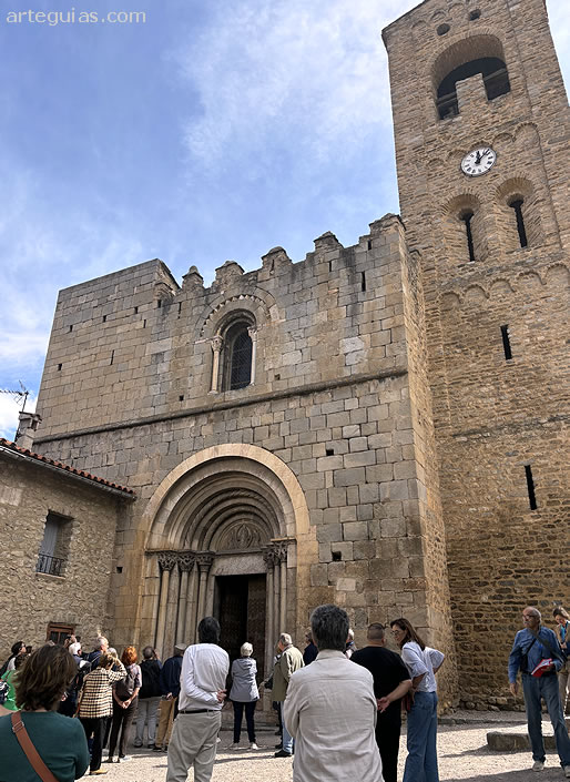 Explicaciones en la fachada de la iglesia de Corneilla de Conflent