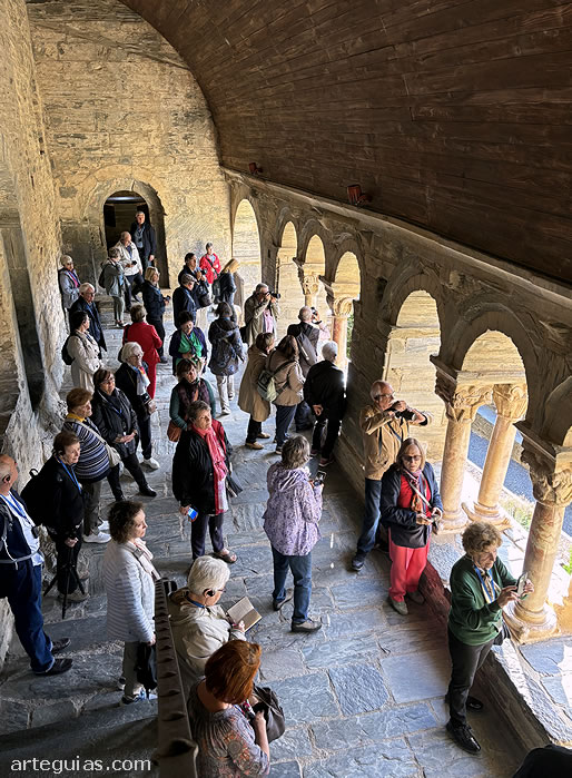En la galer&iacute;a porticada rom&aacute;nica de Serrabona