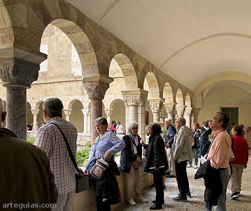 En el claustro rom&aacute;nico de Saint Genis des Fontaines
