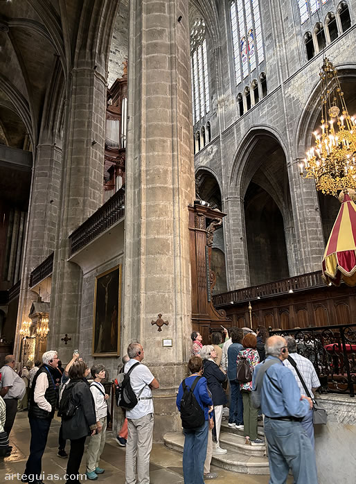 Paseando por la inmensa catedral g&oacute;tica de Narbona