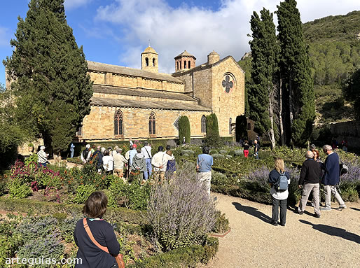 La Abad&iacute;a de Fontfroide desde al jard&iacute;n de los rosales