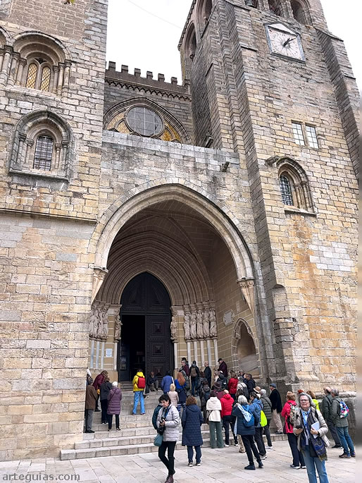 Entrando en la catedral de &Eacute;vora