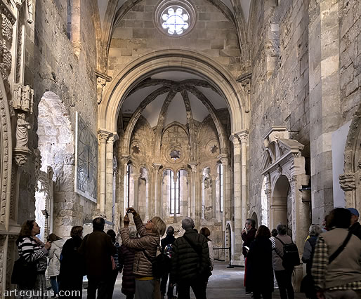 En el interior de S&atilde;o Jo&atilde;o de Alpor&atilde;o de Santar&eacute;m