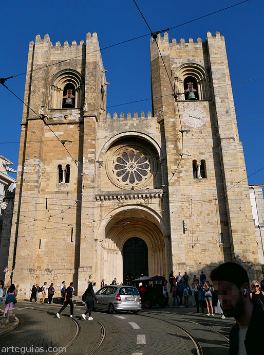 Fachada de la catedral rom&aacute;nica de Lisboa