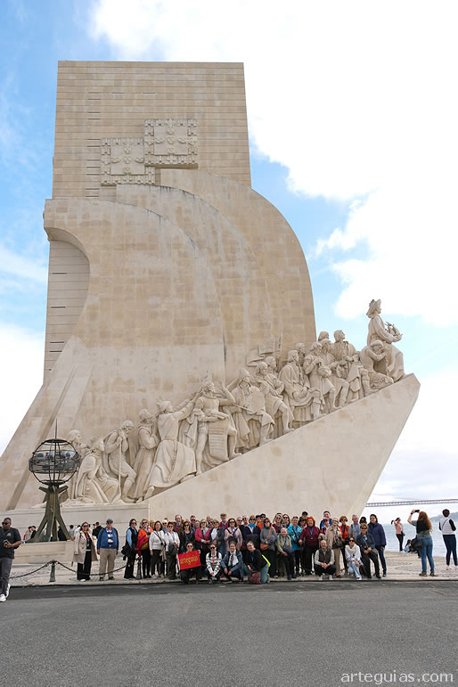 Foto de familia en el Monumento a los Descubrimientos