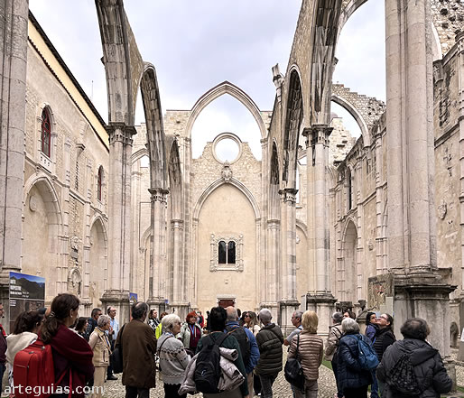 Dentro de la iglesia g&oacute;tica del Convento do Carmo de Lisboa