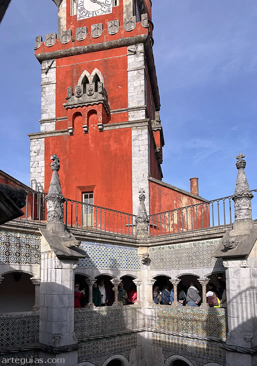 En el claustro alto manuelino del convento que precedio al Palacio da Pena de Sintra