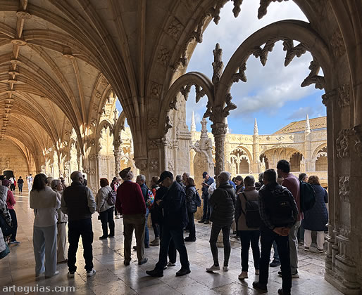 Admirando la belleza del soberbio claustro de los Jer&oacute;nimos de Lisboa