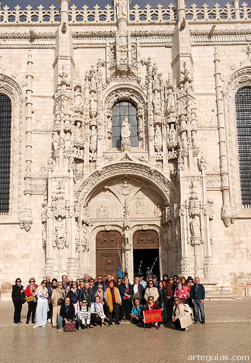 Posando delante de los Jer&oacute;nimos de Bel&eacute;m, en Lisboa