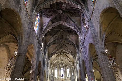 Tambi&eacute;n vimos la iglesia de Santa Eulalia, quiz&aacute;s la mejor muestra de arquitectura g&oacute;tica mallorquina despu&eacute;s de la catedral.