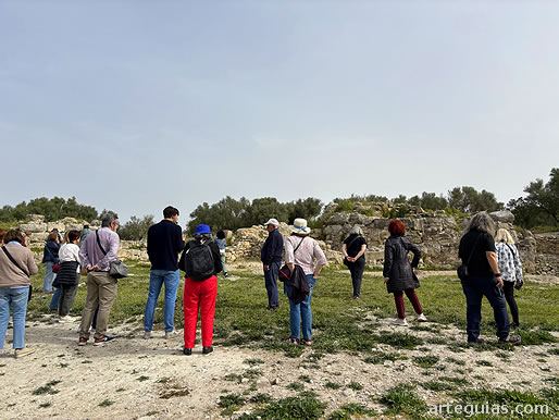 A continuaci&oacute;n nos acercamos a estudiar el asentamiento prerromano con sus c&eacute;lebres talayots.