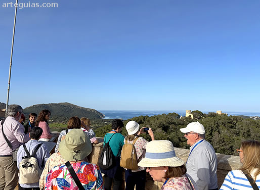 Despu&eacute;s de comer en un restaurante de Cala Ratjada fuimos a Capdepera a ver su castillo o recinto amurallado. Desde lo alto se llega a ver Menorca.
