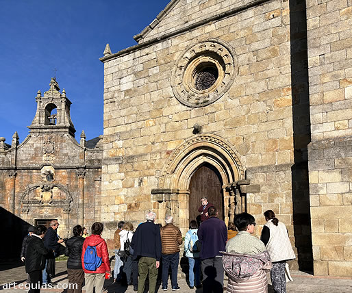 Frente a la iglesia de Santa Mar&iacute;a del Azogue de Puebla de Sanabria
