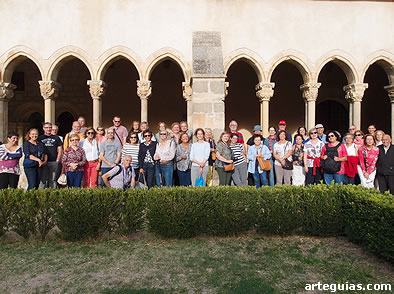 El grupo posando en el claustro de Santa Mar&iacute;a la Real de Nieva