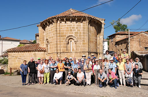 Domingo a primera hora de la ma&ntilde;ana: cabecera de la iglesia de Villamayor