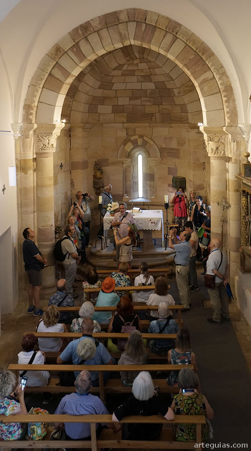 Explicaciones en la iglesia de Villanueva de la Torre, Palencia