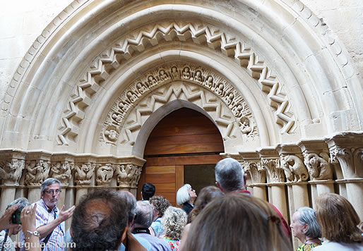 Ante la preciosa portada de la iglesia de Revilla de Santull&aacute;n
