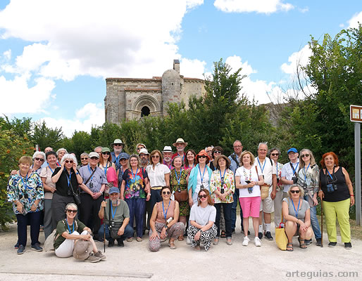 Foto de grupo delante de Vallespinoso de Aguilar