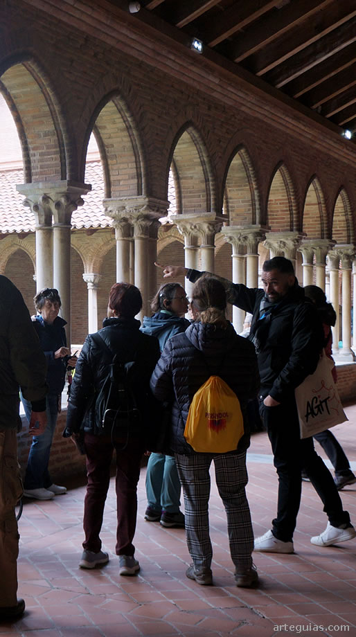 Explicaciones en el claustro del Convento de los Jacobinos