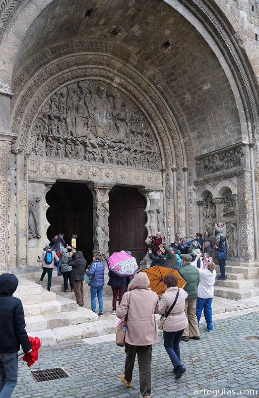 Explicaciones en la portada de la Abad&iacute;a de Moissac