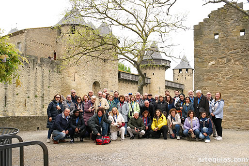 Foto ante el castillo condal de Carcassonne