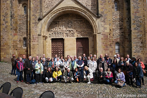 Foto de grupo ente la portada de Conques